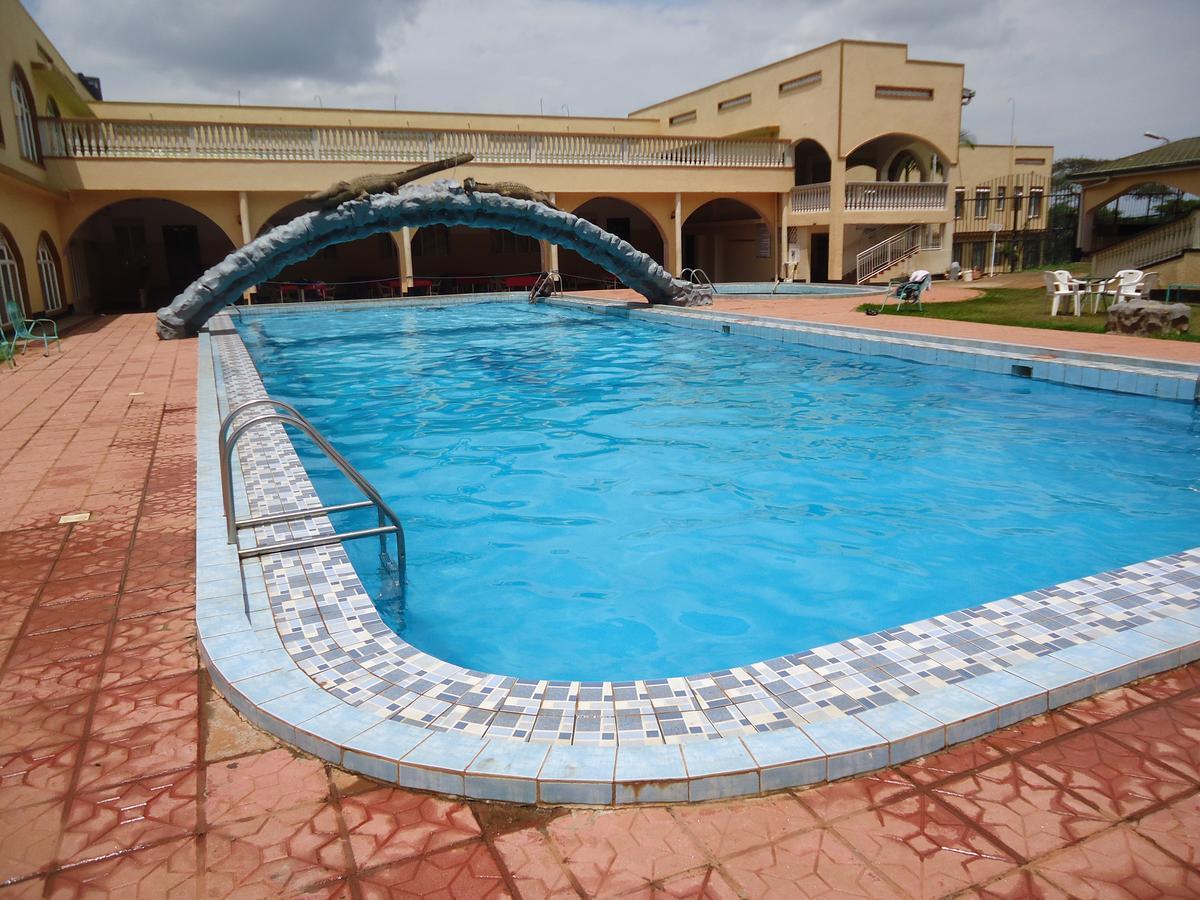 Brisk Hotel Triangle Njeru Exterior photo