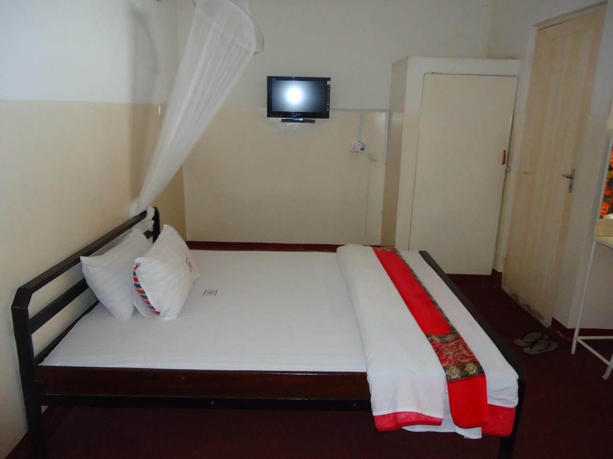 Brisk Hotel Triangle Njeru Exterior photo