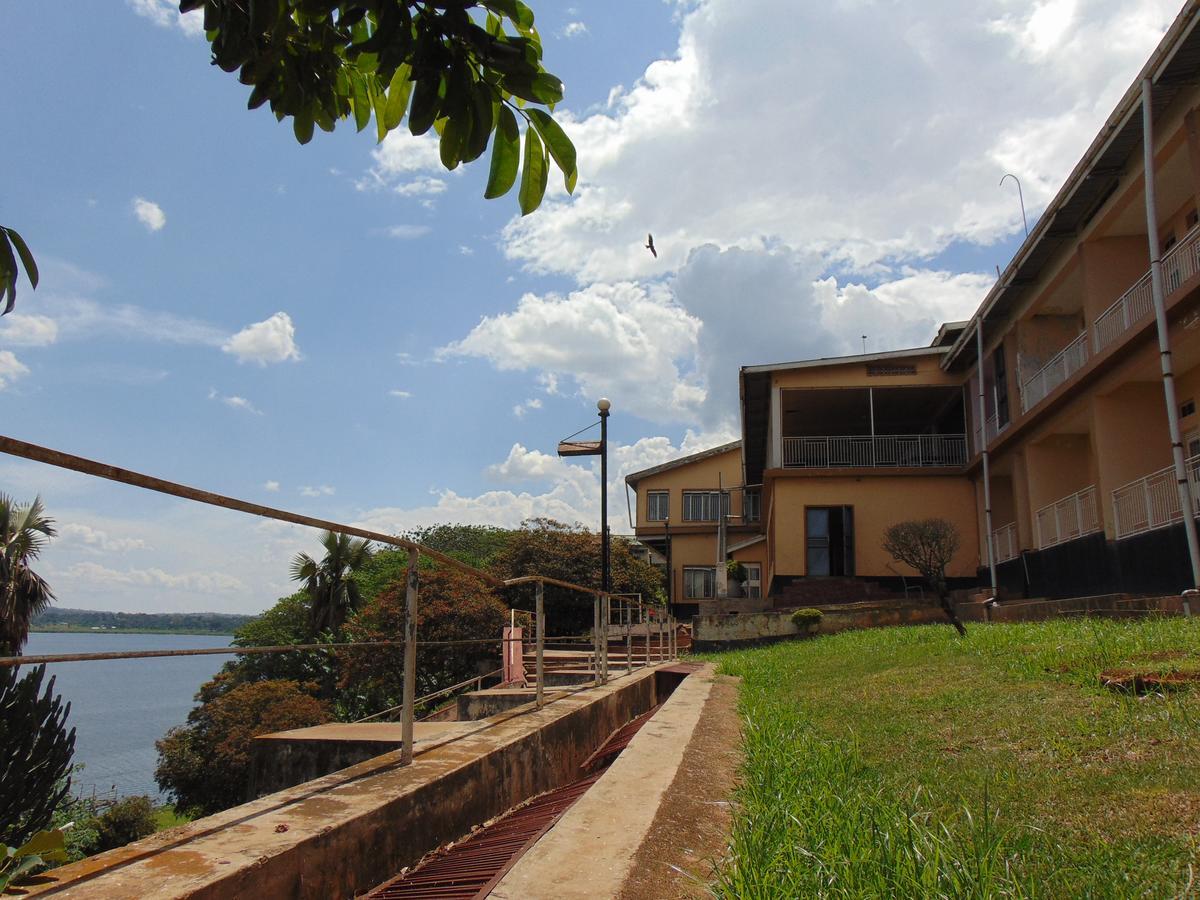 Brisk Hotel Triangle Njeru Exterior photo