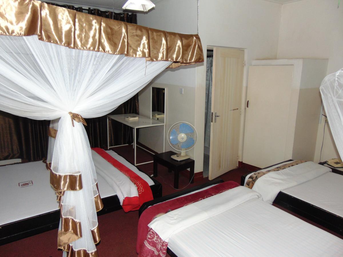 Brisk Hotel Triangle Njeru Exterior photo
