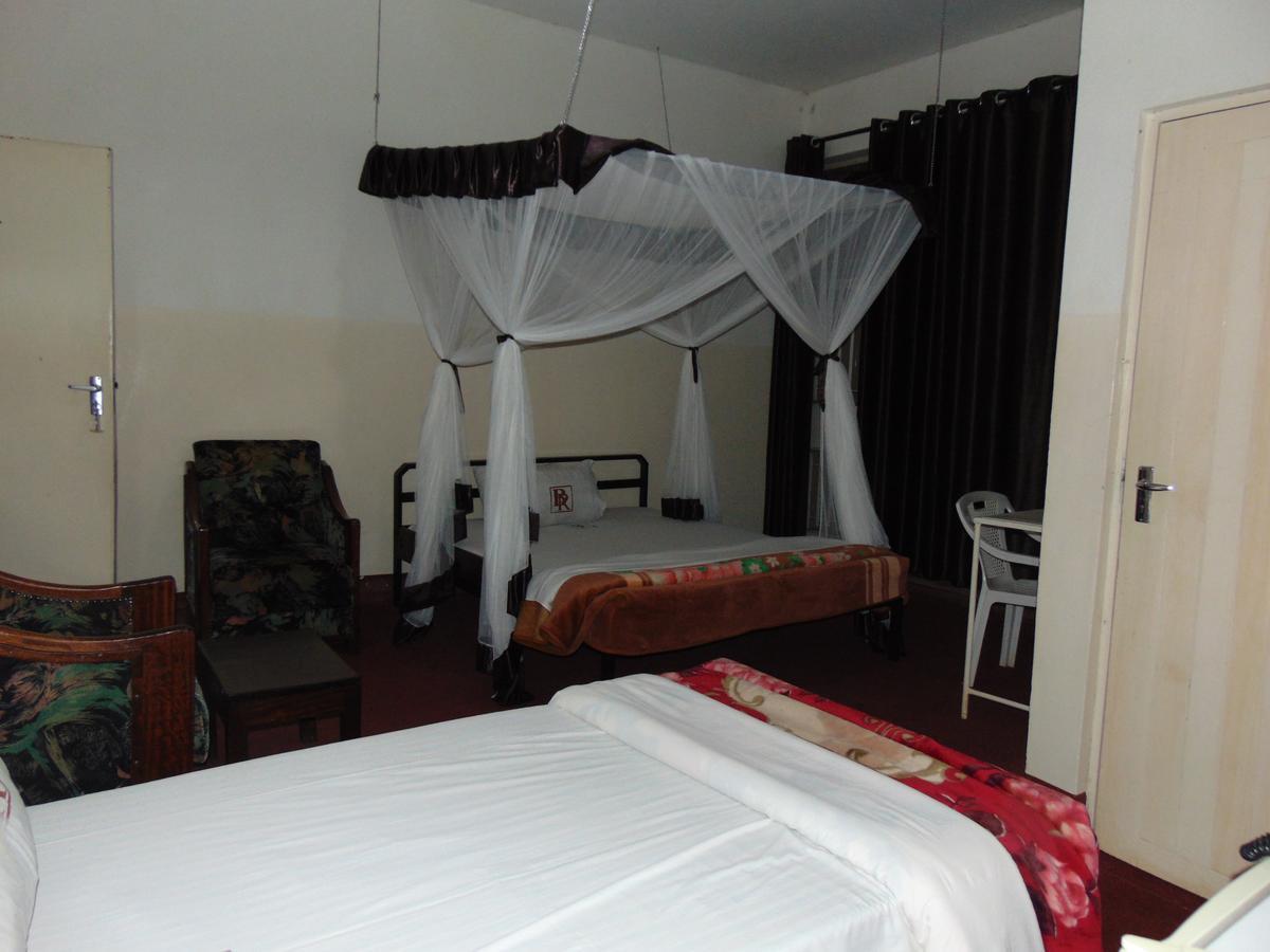 Brisk Hotel Triangle Njeru Exterior photo